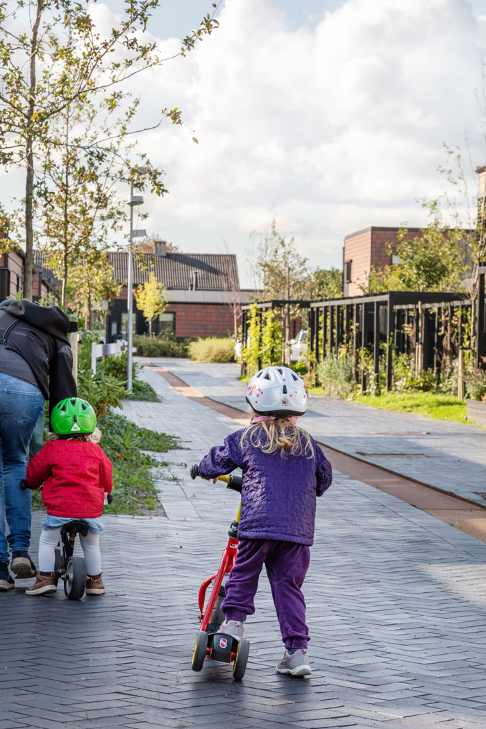 Kids playing in the street_SOLRÆKKERNE